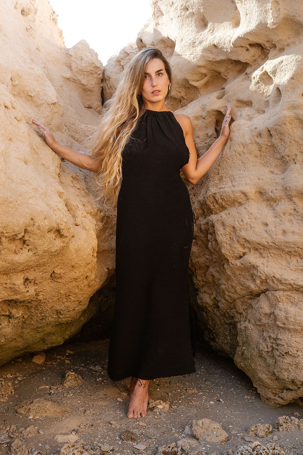 תמונה ממוזערת: שמלת קולר מקסי עם גב פתוח מבד טבעי