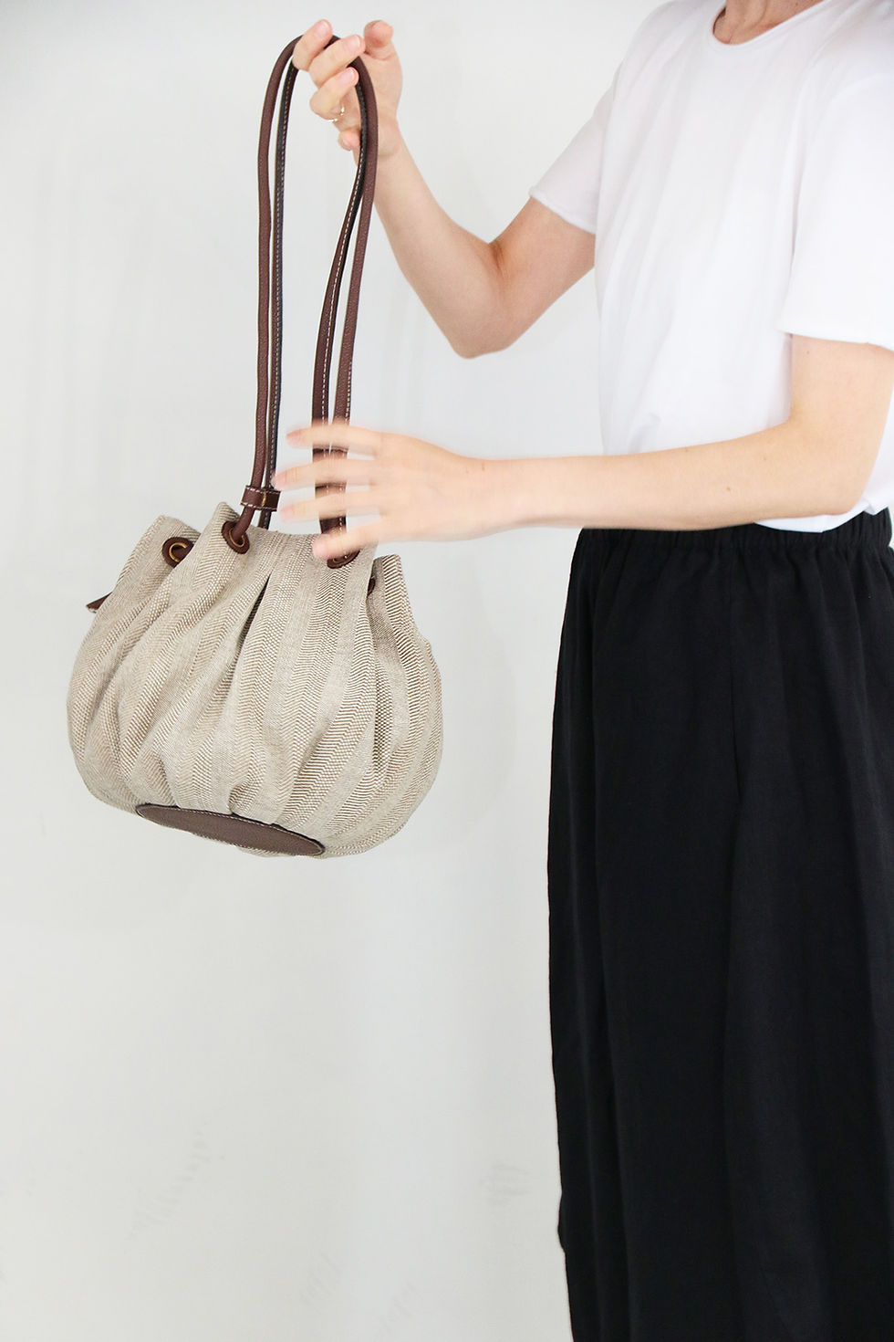 Rosetta piccola Sand をもつ女性