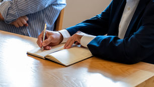 Pessoa a escrever num caderno