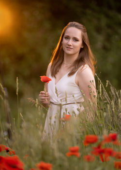 Fotoshooting-frau.im-mohnfeld