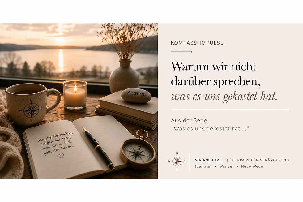 Warmes Blogbild mit Notizbuch, Kompass, Kerze und Abendlicht als Symbol für stille Verluste, Veränderung und persönliche Geschichten, die oft unausgesprochen bleiben.