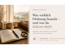 Ruhige Szene mit Notizbuch und Kompass zum Thema Ordnung schaffen, Veränderung und Loslassen im persönlichen Wandel.