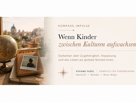 Titelbild zum Kompass-Impulse-Artikel ‚Wenn Kinder zwischen Kulturen aufwachsen‘: Globus, Reisetagebücher und internationale Atmosphäre als Symbol für Zugehörigkeit, Identität und das Aufwachsen zwischen Kulturen.