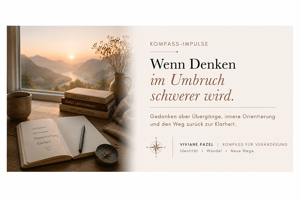 Stimmungsvolles Titelbild zu Gedanken im Umbruch mit Notizbuch, Kompass, Berglandschaft und Symbolen für innere Orientierung, Klarheit und Übergänge.