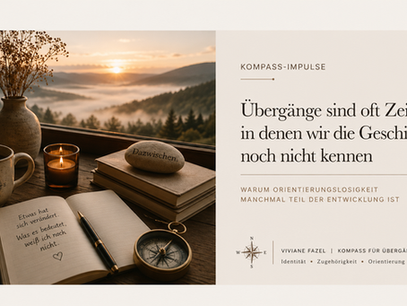 Editorial-Bild zu Übergängen und Orientierung: Notizbuch, Kompass und Tasse auf einem Schreibtisch am Fenster mit Blick in eine nebelige Landschaft bei Sonnenaufgang.