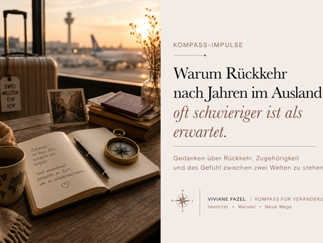 Koffer, Reisepass und Kompass am Flughafen als Symbol für Rückkehr nach Jahren im Ausland, Identität und Zugehörigkeit.