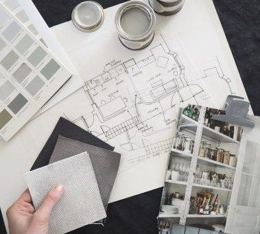 Découvrez les erreurs courantes qui rendent un intérieur froid et impersonnel, et les solutions simples pour créer un espace chaleureux, moderne et harmonieux grâce à l’architecture intérieure.