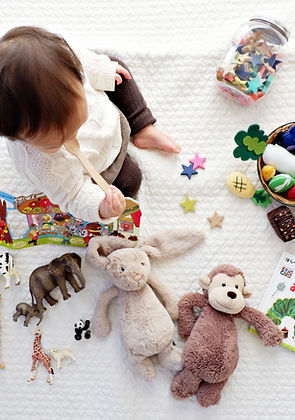 Enfant en bas âge avec des jouets