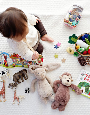 Enfant en bas âge avec des jouets