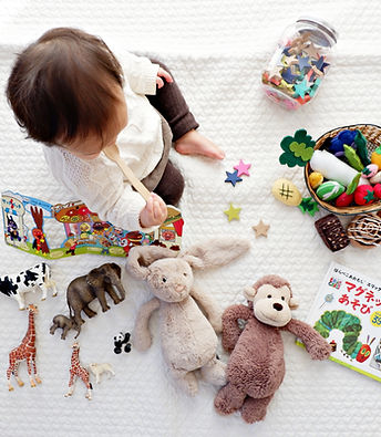Enfant en bas âge avec des jouets