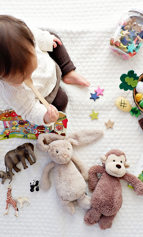 Enfant en bas âge avec des jouets