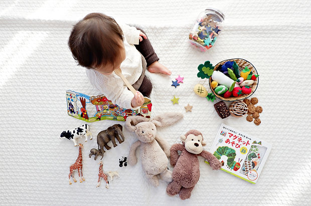 Criança com brinquedos