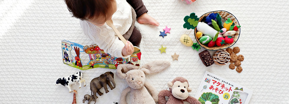 Enfant en bas âge avec des jouets