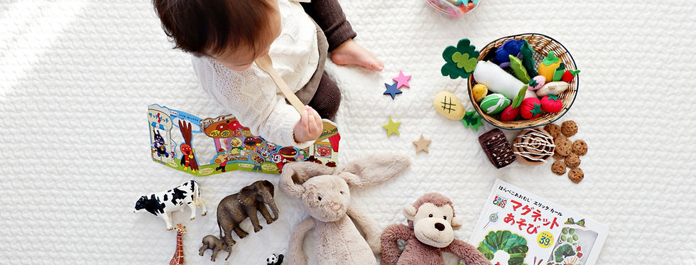 Kleinkind mit Spielzeug