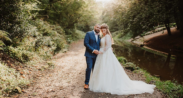 one of our lovely couples on their wedding day at the Olde England Kiosk.