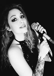 Monika Kluszczyńska - trener wokalny, opiekun grupy wokalnej.