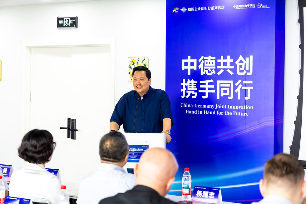 Yuan Qing Hu, Exekutivdirektor und Generaldirektor des CGC Center