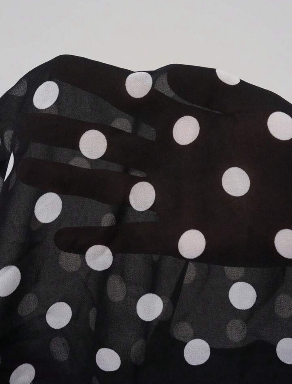 Miniatura: Blusa negra con mangas con print de lunares