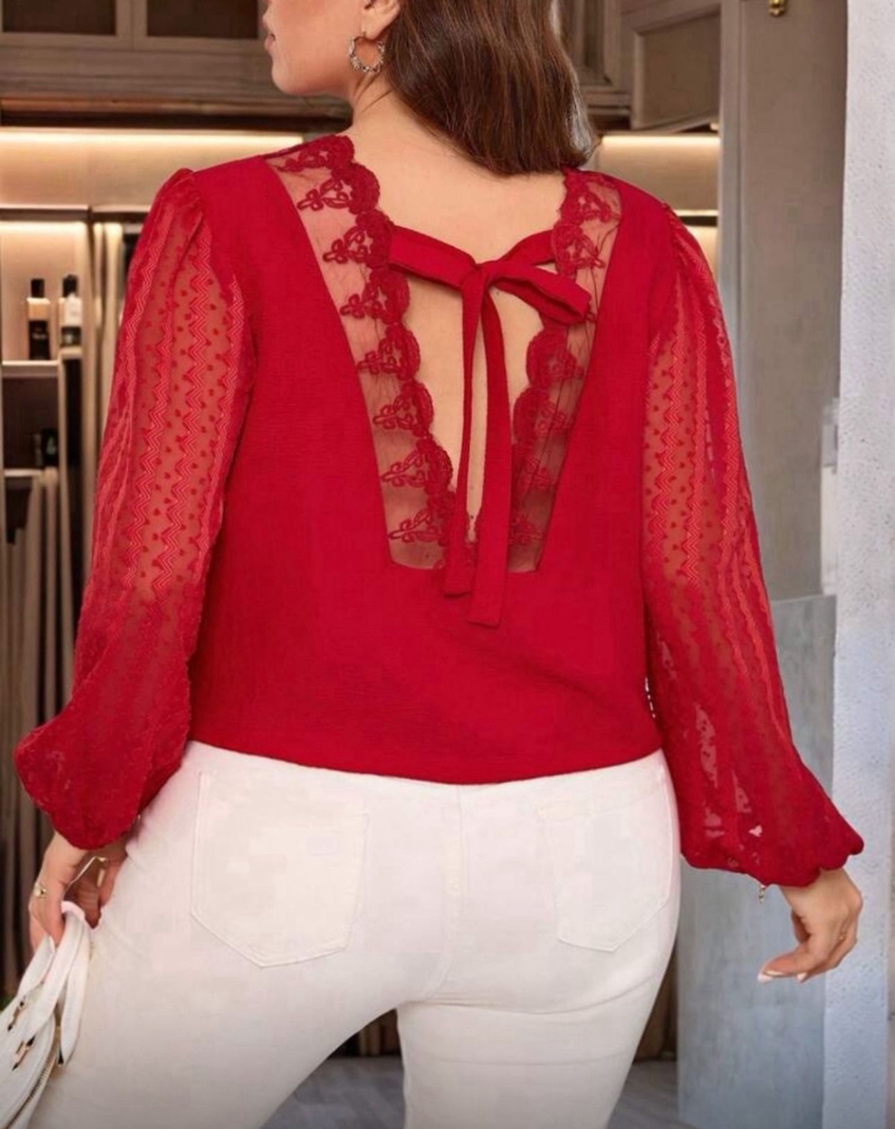 Blusa roja manga larga con abertura en la espalda.