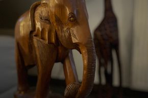 ein elefant als holzfigur 