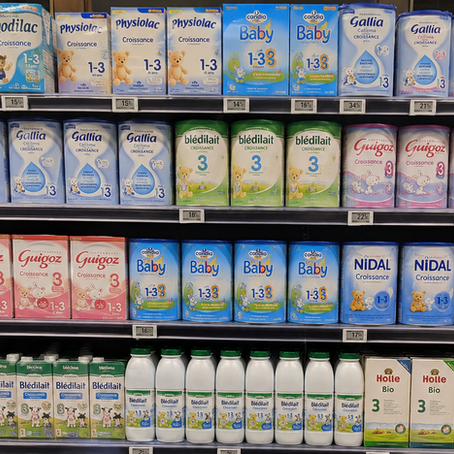 Lait de croissance, lait 3ᵉ âge, lait junior : utile ou inutile ?
