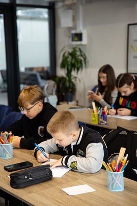 Простір для навчання, діти навчаються в бізнес-школі