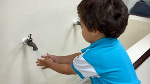 Niño en preescolar lavándose las manos en un lavabo a su altura en el preescolar ABCnMe en Panamá, fomentando hábitos de higiene.