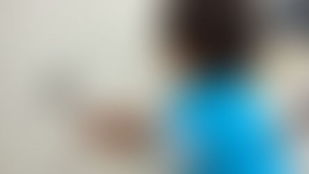 Niño en preescolar lavándose las manos en un lavabo a su altura en el preescolar ABCnMe en Panamá, fomentando hábitos de higiene.