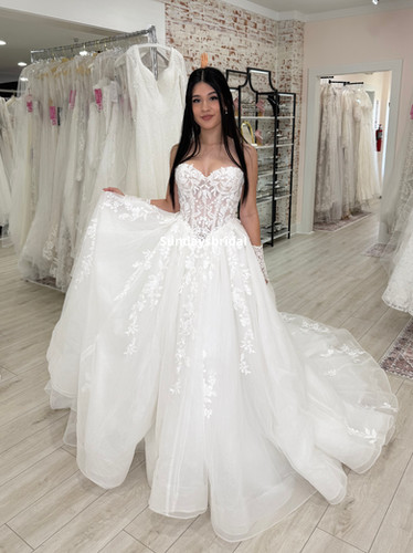 short white dress with lace High Neck Long Sleeves Appliques Pleated A-Line Wedding David Donahue White Performance whitemoments 45 cm (17)Model is Size:21½ 37/38