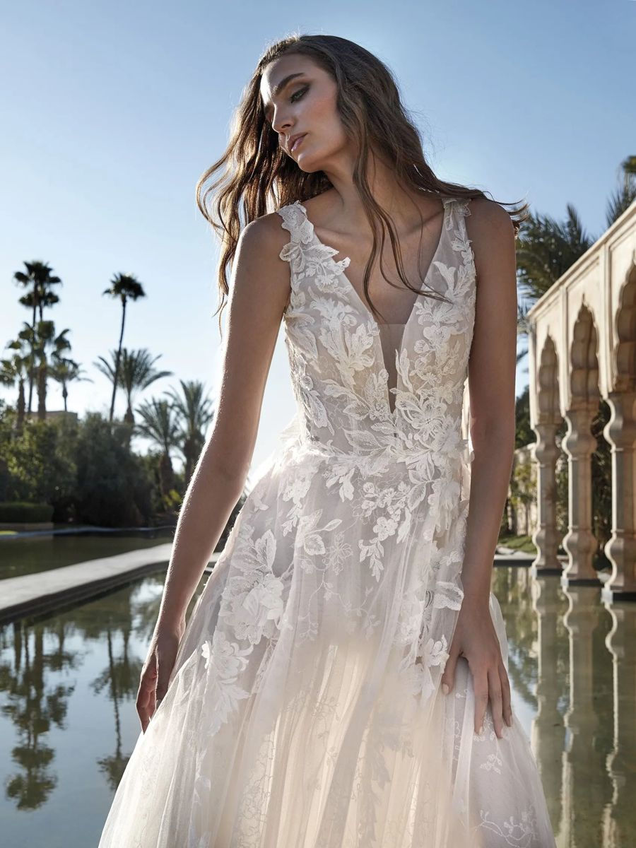 Thumbnail: 5904, Pronovias Visayas size 14 off white 