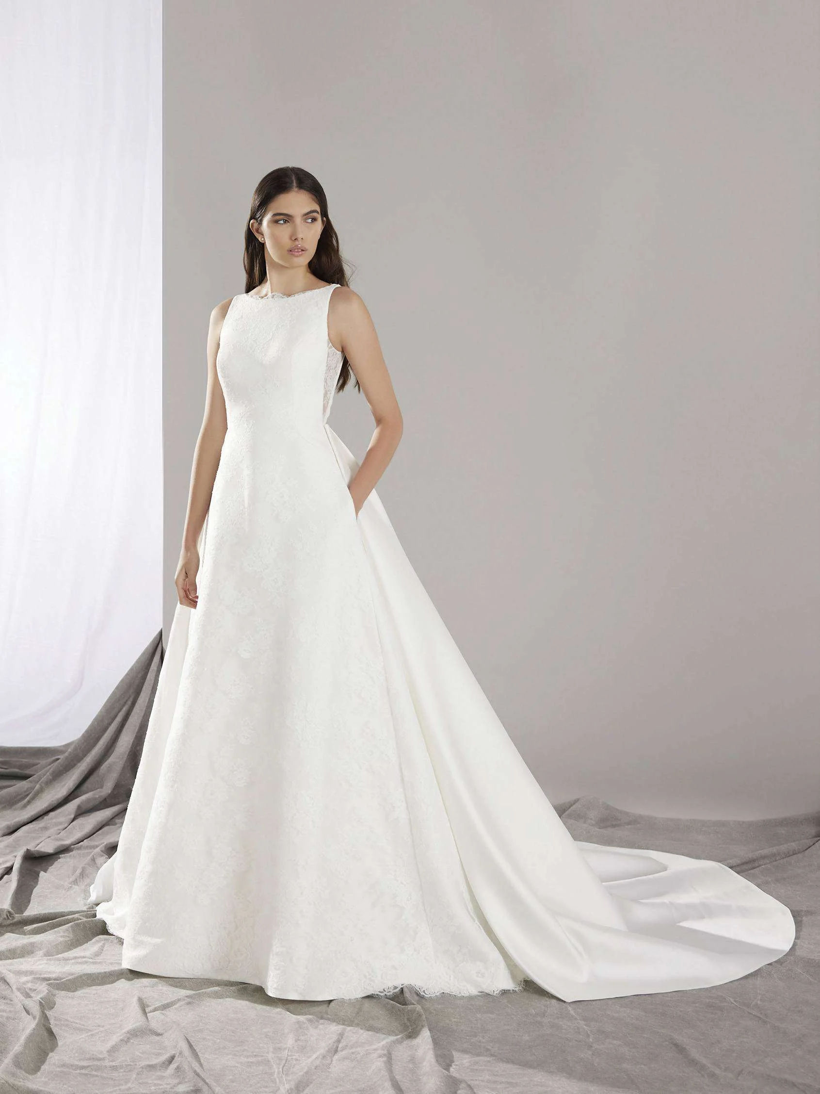 7095, Pronovias Origin size 16 off white