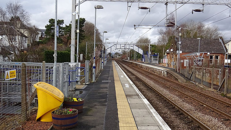 1280px-Bishopton_railway_station,_Inverclyde_Line._View_towards_Gourock._Platform_level.jp