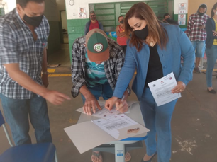 Prefeita Rute Almeida entrega título de terra na zona rural.