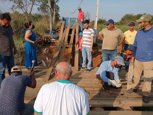 Reforma de ponte na zona rural de Caiuá.