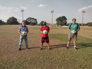 Prefeita Rute Almeida compra novas bolas e faz manutenção no campo da cidade.