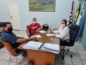 Prefeita Rute Almeida em reunião de reforma de ponte de estrada rural em Caiuá.
