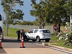Durante abordagem a ônibus, Polícia Militar localiza drogas e prende mulher em flagrante