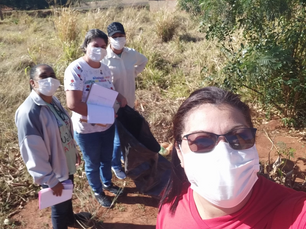 Agentes de Saúde da agrovila 3 encontram focos do mosquito da dengue durante visitas.