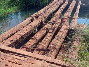 Prefeitura realiza reforma de ponte de estrada rural em Caiuá.