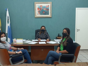 Prefeita Rute Almeida discute qualidade da água com as colaboradoras Mayara e Vanessa.