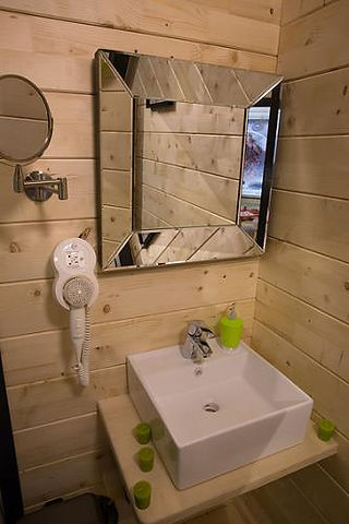 camping-naturiste-HELIOMONDE-20m2-chalet-transylvanie-habitat-salle-de-bain