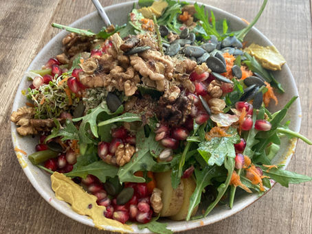 Teller mit buntem Salat, eine ausgewogene gesunde Mahlzeit