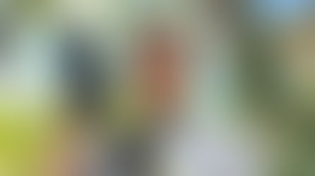 Frau mit ernstem Gesicht, die Handschuhe anzieht, um bereit zu sein, LebeLagom