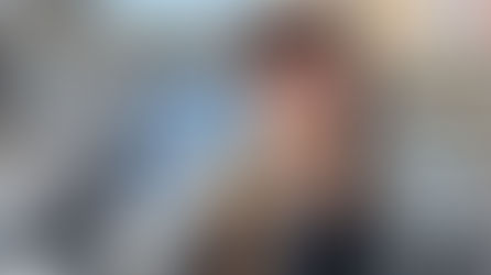 Frau blickt entspannt in Kamera, Selbstfürsorge LebeLagom
