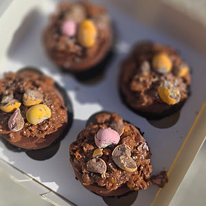 Viral Mini Egg Crunch Cake Cupcakes