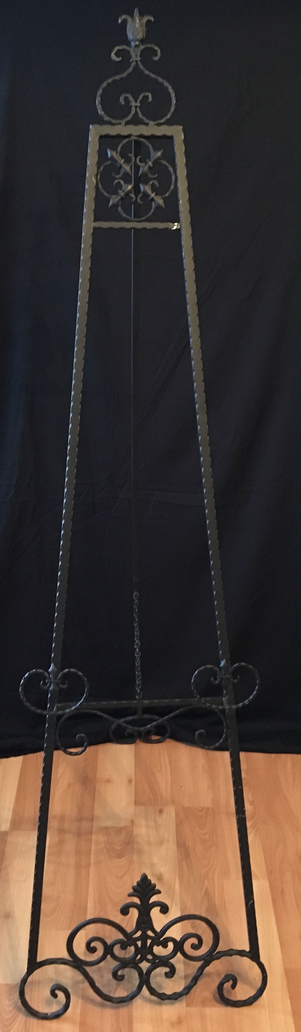 Thumbnail: Easel Floor Rope Scroll Black