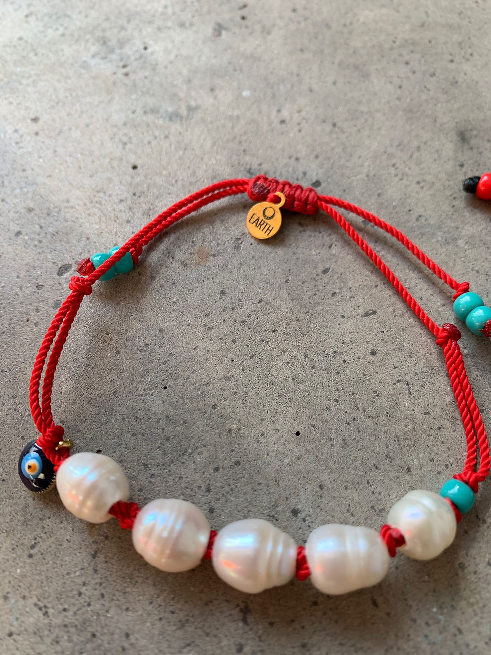 תמונה ממוזערת: צמיד פנינים על חוט סאטן אדום