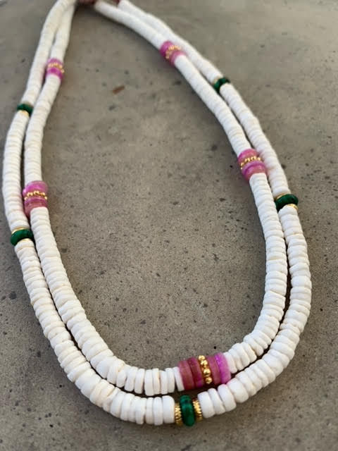 שרשרת צדפים לבנים ואבנים ירוקות