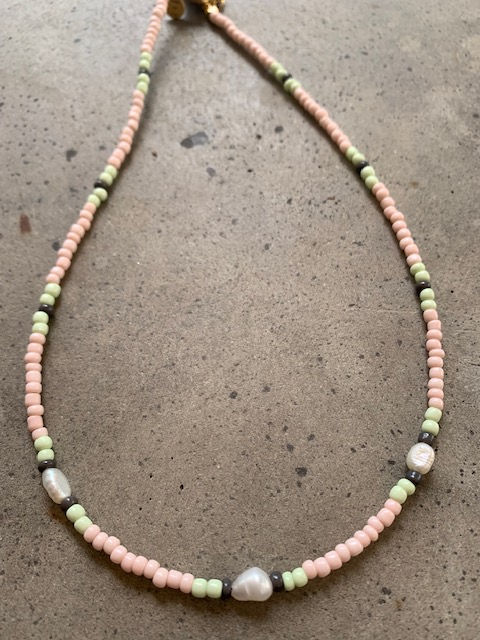 תמונה ממוזערת: שרשרת חרוזים צבעוניים ופנינים