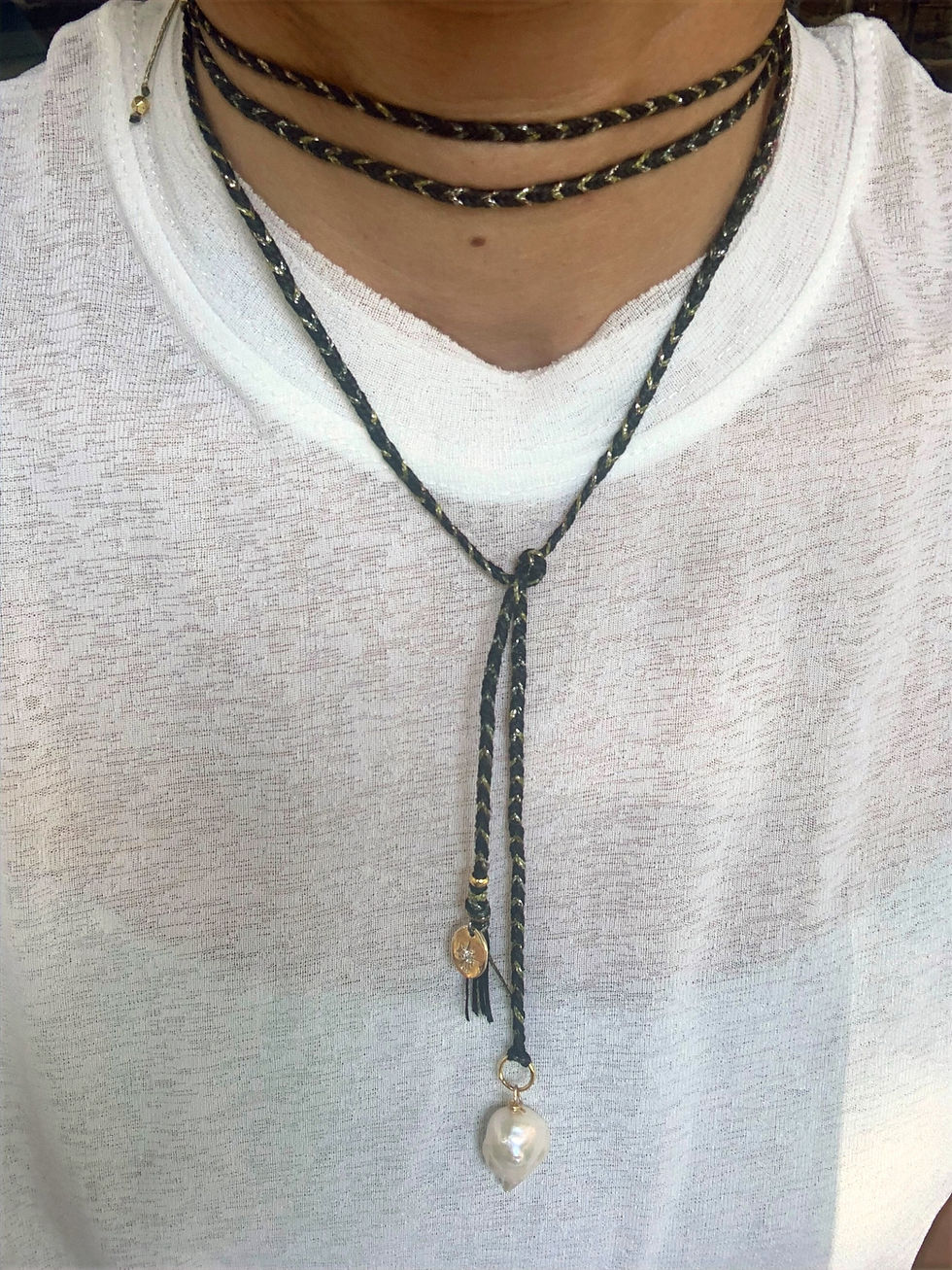 תמונה ממוזערת: שרשרת קשירה עשויה מחוטי שעווה סרוגים פנינת בארוק ותליון בציפוי זהב עם זרקון קטן